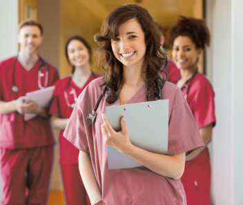 medical-students-smiling-camera_bearb_erw