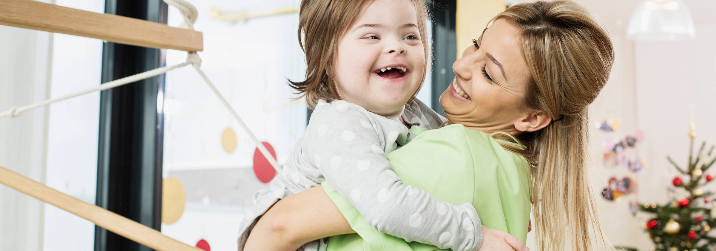 Pflegekraft hält ein Kind liebevoll im Arm