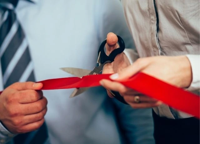 Band wird durchgeschnitten