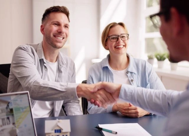 Personen schütteln sich die Hände