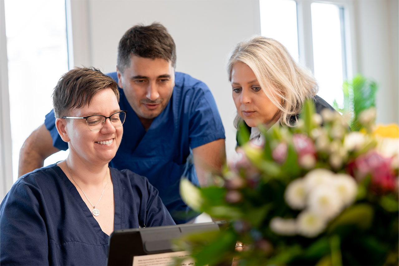 Pflegekräfte mit einem Strauß Blumen
