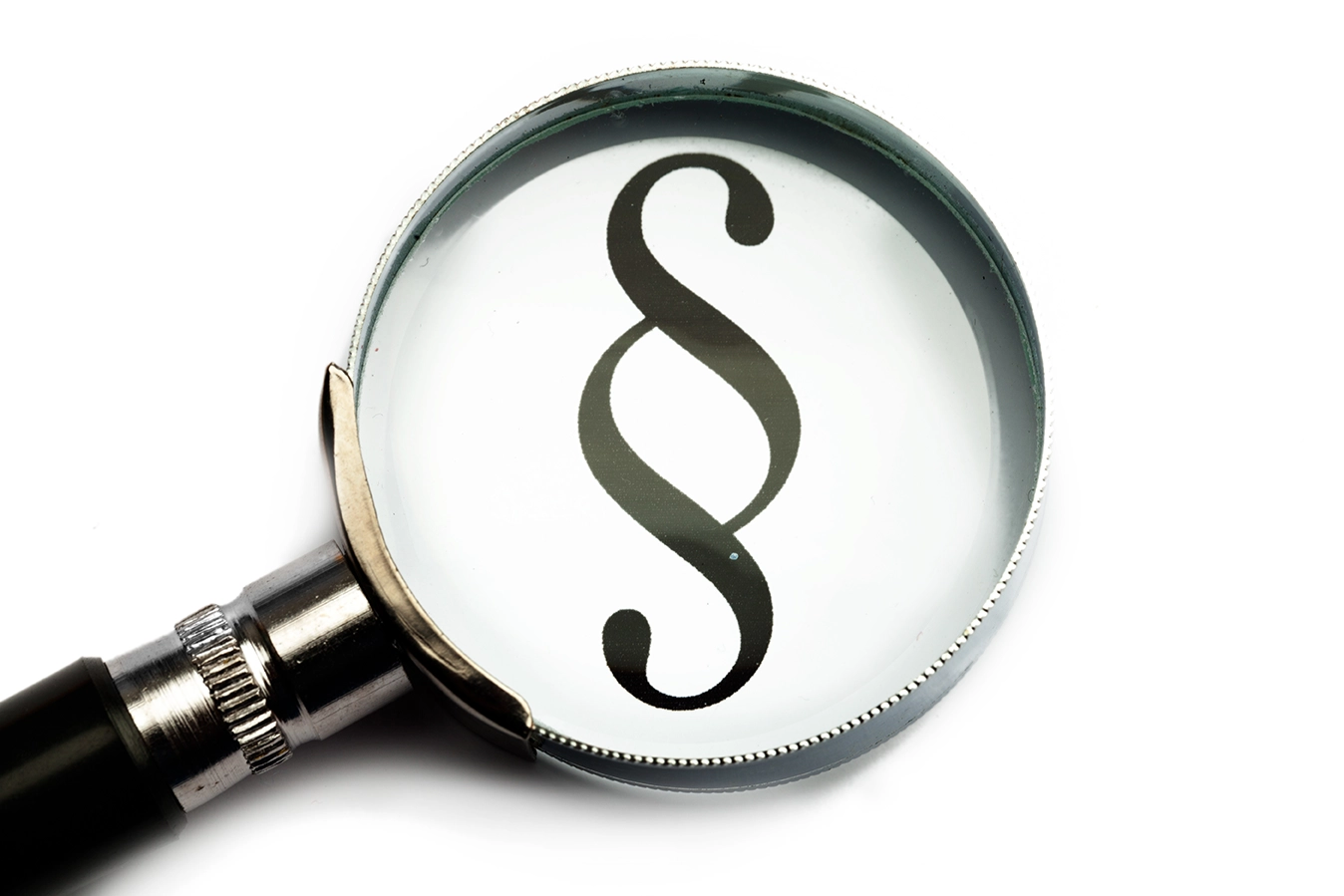 Vergrößertes Paragraphenzeichen unter einer Lupe.