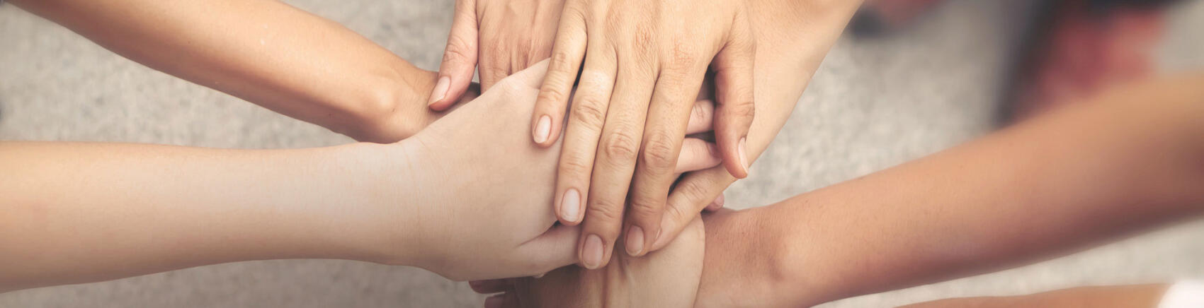 Menschen halten Hände im Kreis