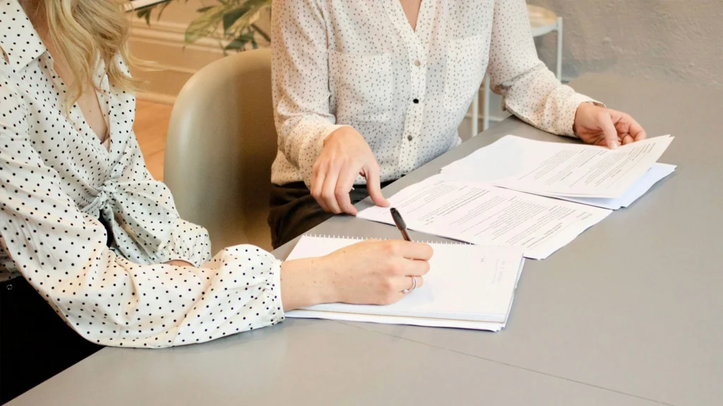 opseo-Gruppe und Gewerkschaft GÖD einigen sich auf neuen Tarifvertrag Lohnsteigerung und attraktive Zusatzleistungen für Pflegekräfte