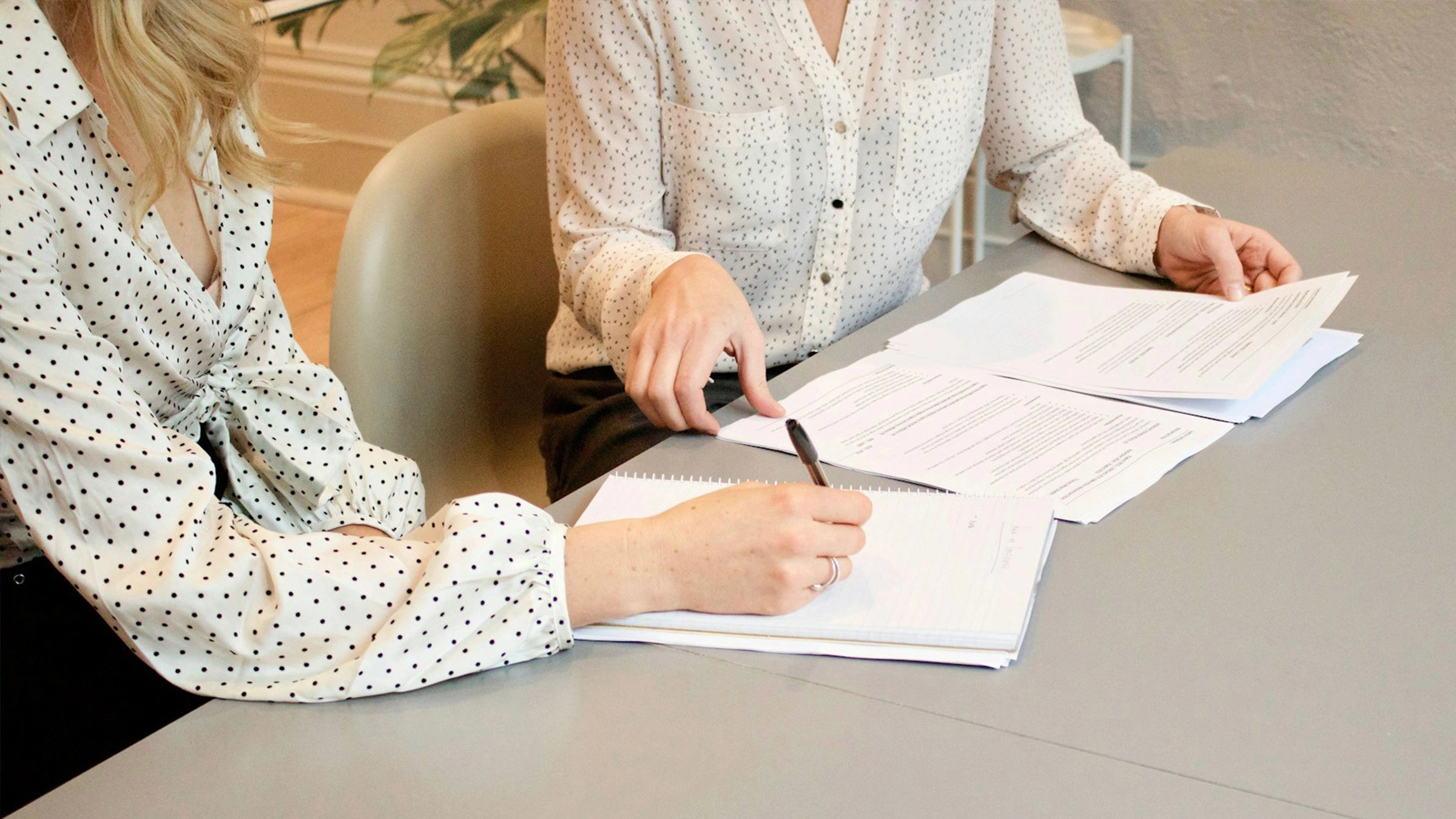 Vertragsunterlagen liegen auf einem Tisch