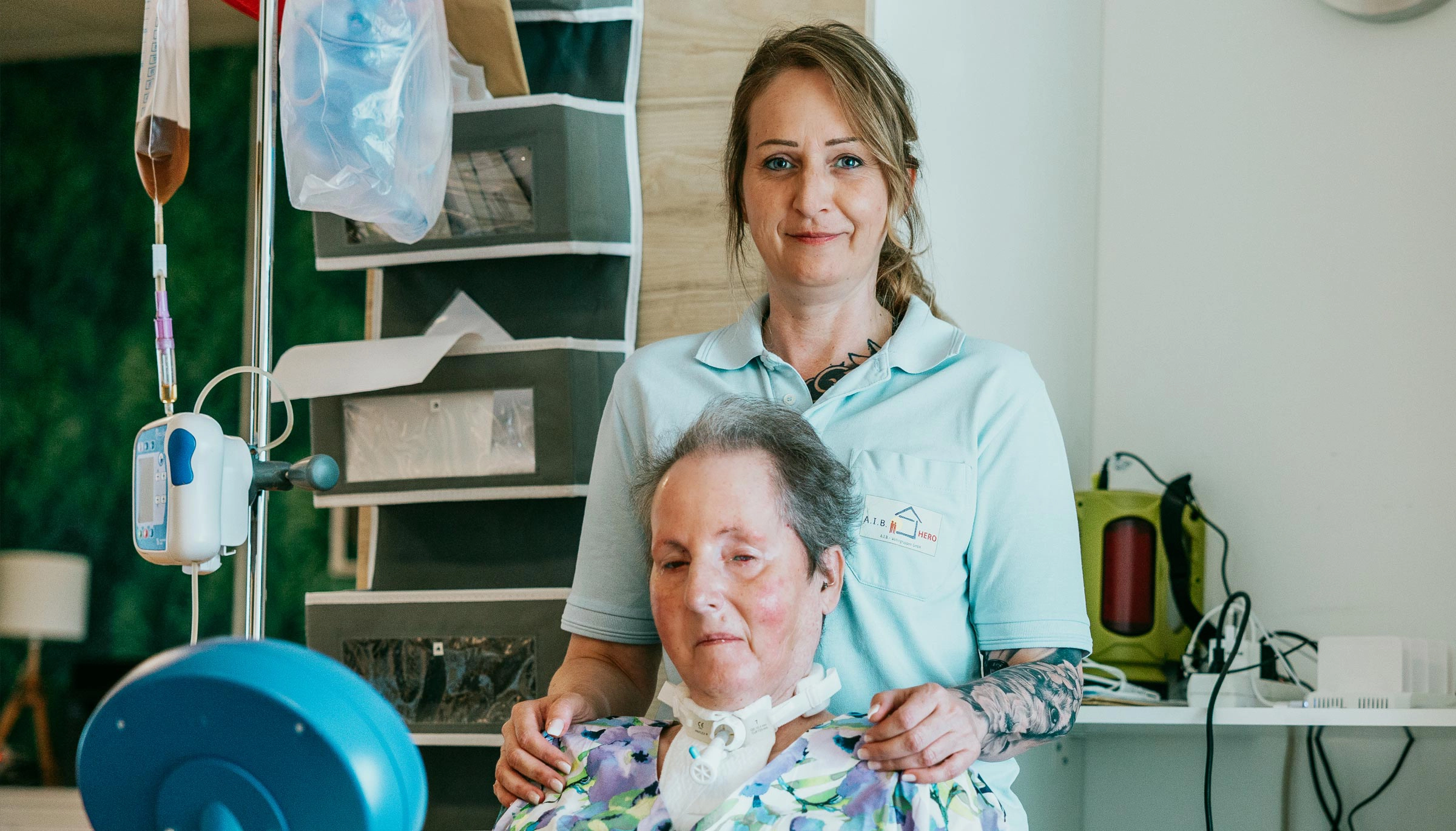 Pflegefachkraft betreut intensivpflegebedürftige Frau mit Trachealkanüle zu Hause