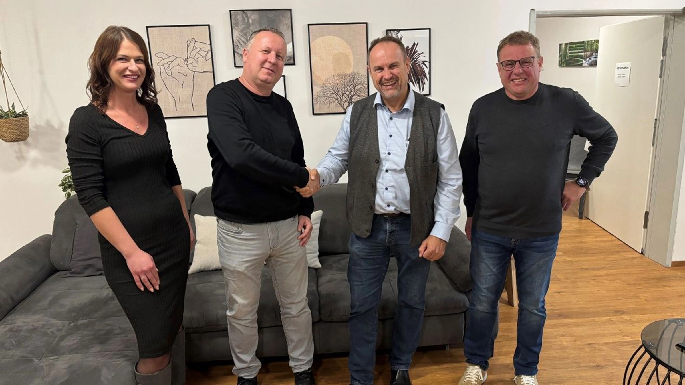 Gruppenbild zum neuen Standort des Pflegedienstes Lebenswert