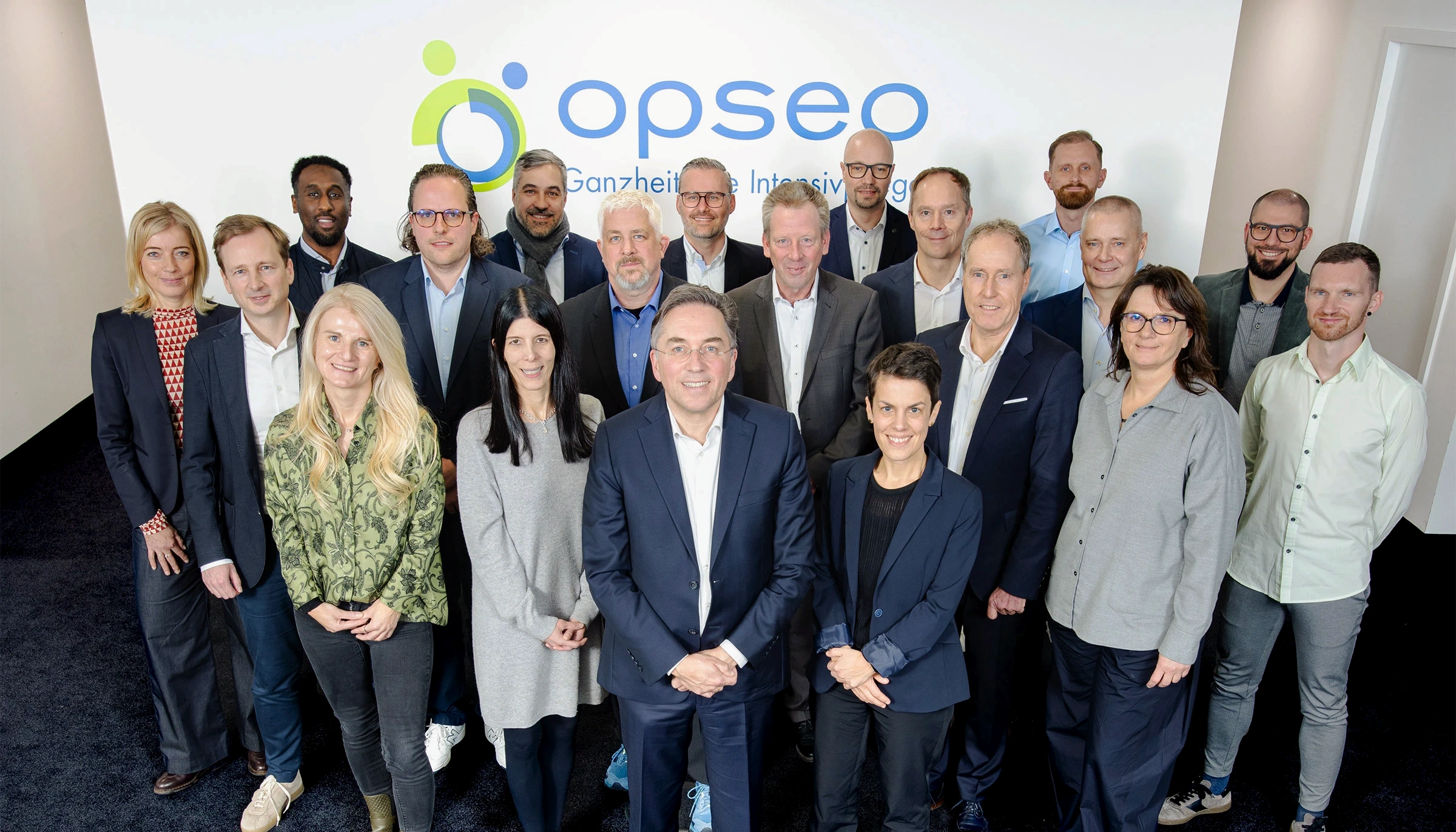 Mitarbeitende eines Unternehmens stehen gemeinsam für ein Gruppenfoto