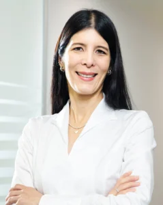 Verantwortliche für M&A steht selbstbewusst im Büro