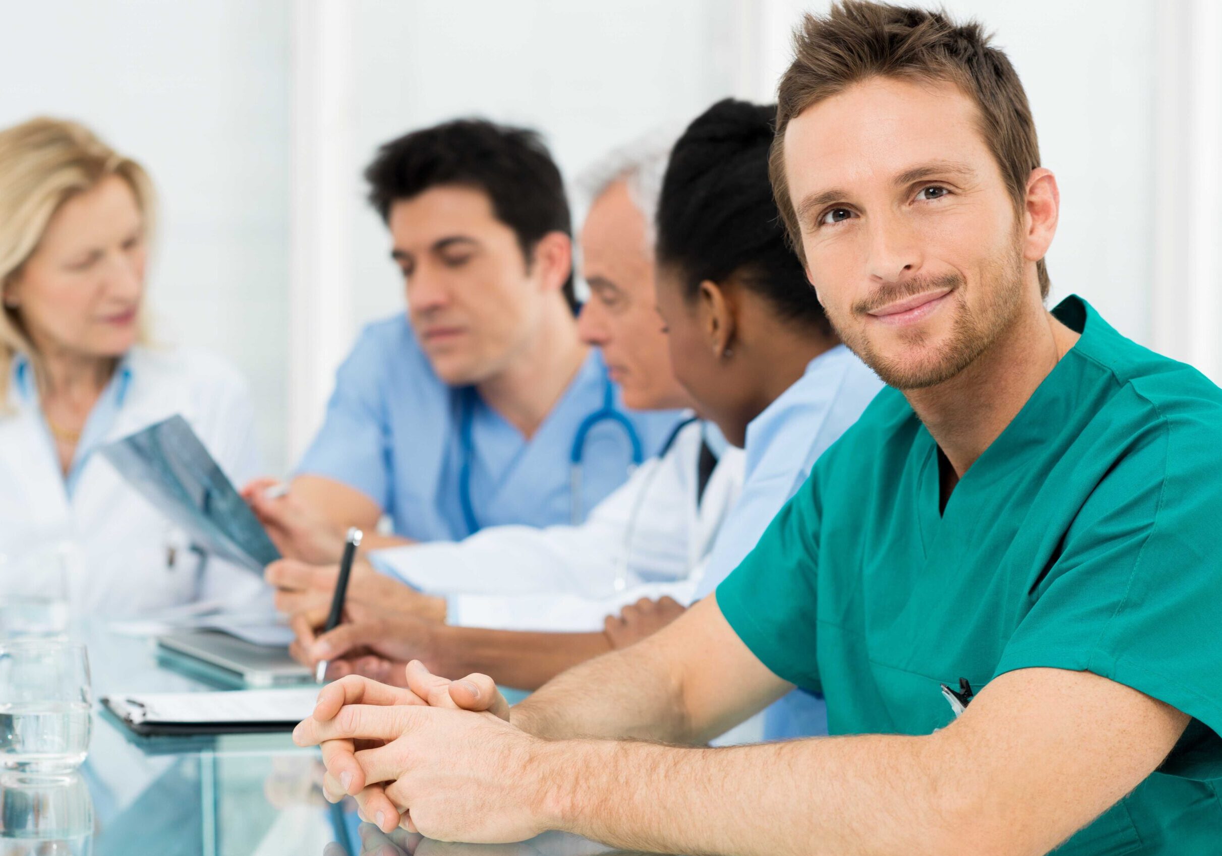 Menschen sitzen und lernen